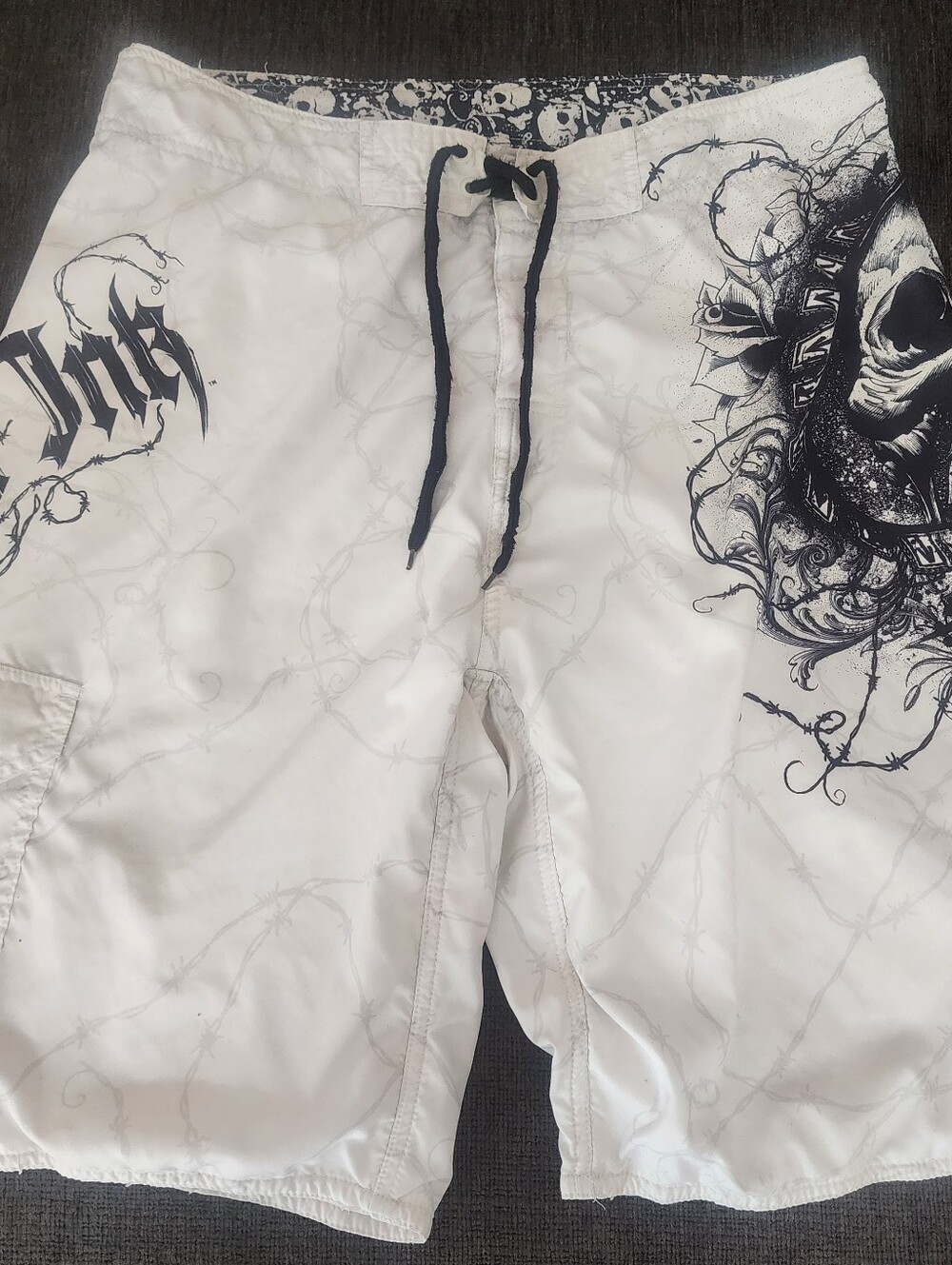 Miami Ink Y2K Mens Skull Barbed Wire Grunge Lined Board Shorts White/Black, 36
